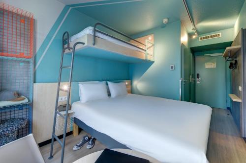 a small room with a bunk bed and a ladder at ibis budget Hamburg St Pauli Messe - neu renoviert in Hamburg