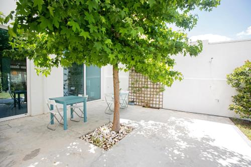 un tavolo e un albero su un patio di Beautiful 3 bedroom Villa in Lisbon South Bay ad Almada