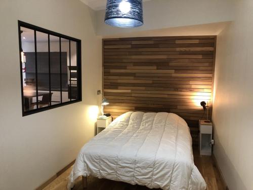 une chambre avec un lit blanc et une fenêtre dans l'établissement Appartement T2 40 m2 residence l'Europe Béatrice centre-ville 1 chambre parking, à Aix-les-Bains