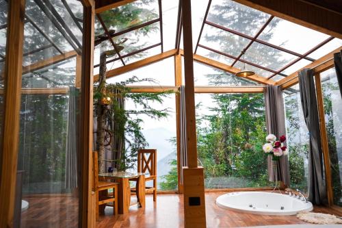 Ένα μπάνιο στο Thecozynest Jacuzzi treehouse