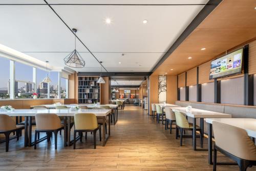 杭州杭州下沙亚朵酒店的餐厅里有桌椅和窗户。