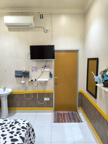 a hospital room with a door and a sink at Desa Besut Inn in Kuala Besut