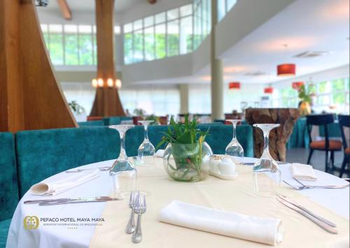 Un restaurante u otro lugar para comer en Pefaco Hotel Maya Maya