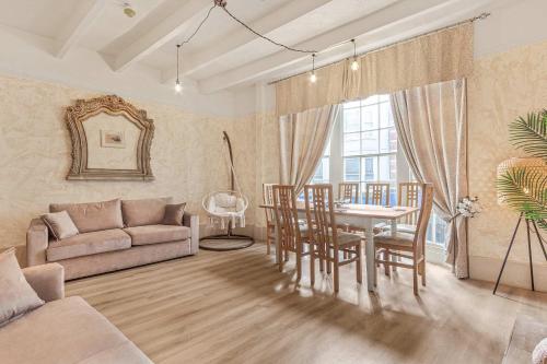 a living room with a table and a couch at Quirky & Wonky Inn - 4 BD in Brighton & Hove