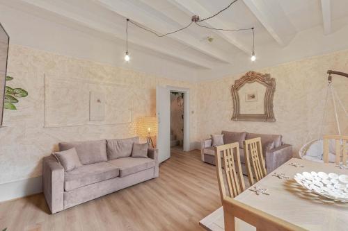 Quirky & Wonky Inn - 4 BD photo 7