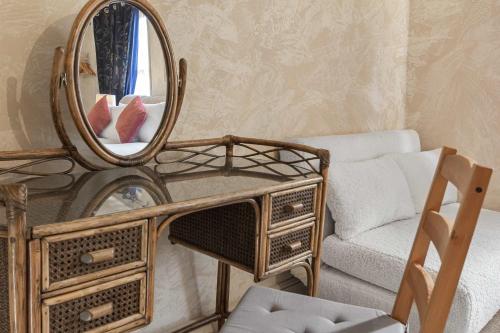 Quirky & Wonky Inn - 4 BD photo 17