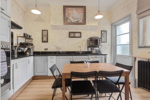 Quirky & Wonky Inn - 4 BD photo 24