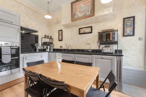 Quirky & Wonky Inn - 4 BD photo 25