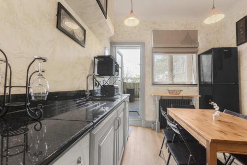 Quirky & Wonky Inn - 4 BD photo 26
