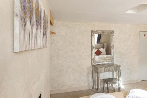 Quirky & Wonky Inn - 4 BD photo 34