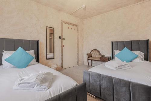 Quirky & Wonky Inn - 4 BD photo 41