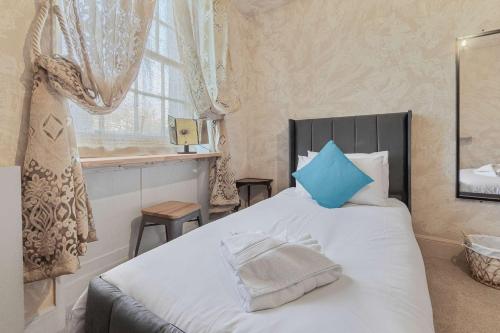 Quirky & Wonky Inn - 4 BD photo 42