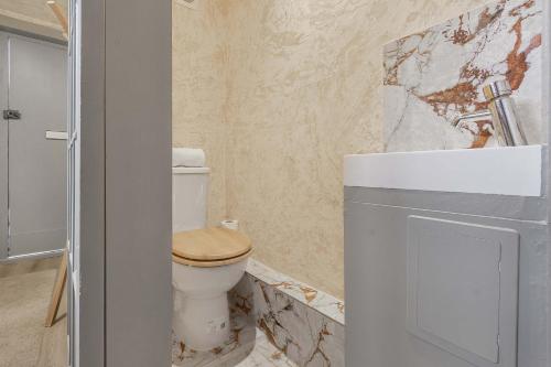 Quirky & Wonky Inn - 4 BD photo 50