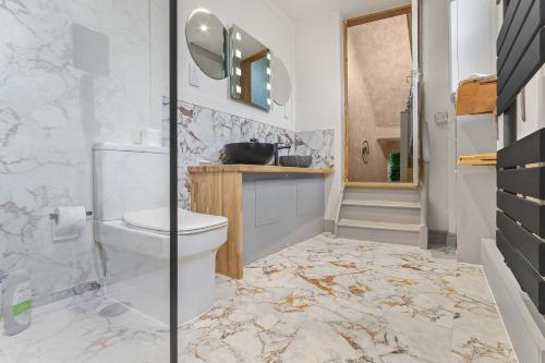 Quirky & Wonky Inn - 4 BD photo 54