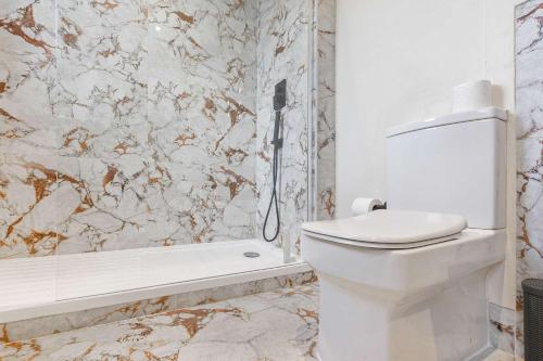 Quirky & Wonky Inn - 4 BD photo 55