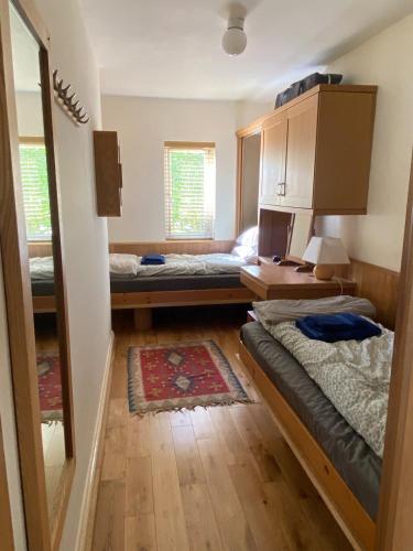 Ένα ή περισσότερα κρεβάτια σε δωμάτιο στο Comfortable bungalow in Goodwick no TV with private parking one car