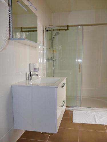 Bilik mandi di Hotel Lika Sjever