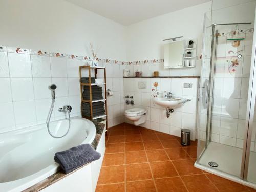 Un baño con bañera, inodoro y lavabo. en Mein Schwarzwaldzauber, en St. Blasien
