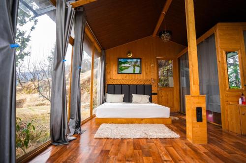 Ένα ή περισσότερα κρεβάτια σε δωμάτιο στο Thecozynest Jacuzzi treehouse