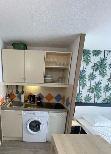 Sea view La Palme d'Azur apartment steps away from the beach and perfect for holidays & business trips