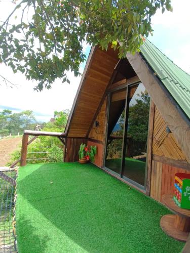 Un jardín fuera de Glamping el nido