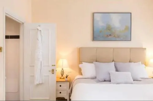 London Guest Room photo 12