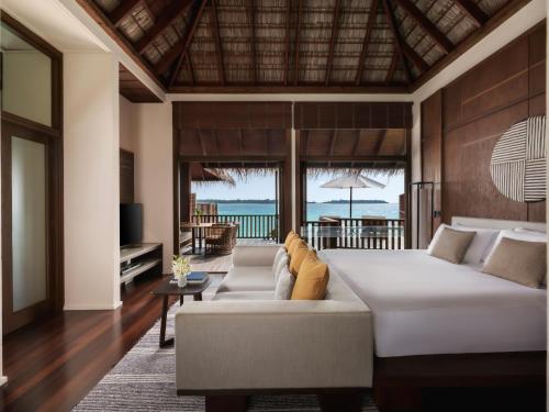 Postel nebo postele na pokoji v ubytování Conrad Maldives Rangali Island