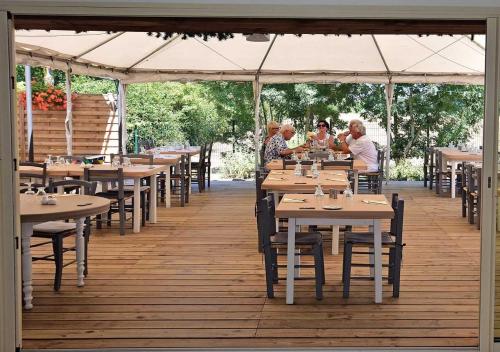 En restaurant eller et andet spisested på Camping Domaine de la Brèche