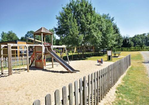 un parc avec une aire de jeux avec un toboggan dans l'établissement Camping Domaine de la Brèche, à Varennes-sur-Loire