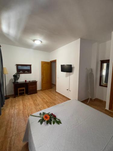 una camera da letto con un letto con una composizione floreale di Apartamento en La Gomera, Playa de Santiago, Alajeró a Playa de Santiago