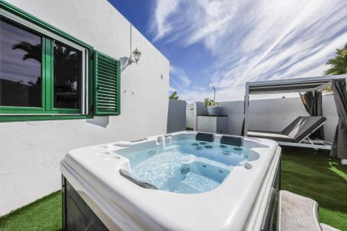 a hot tub in the backyard of a house at VILLAS NEW LANZASUITES PLUS in Playa Blanca