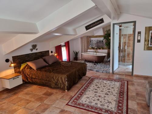 ein Schlafzimmer mit einem Bett und einer Badewanne in einem Zimmer in der Unterkunft Maison T3, quartier des peintres, calme et standing, patio privé, clim et wifi in Collioure