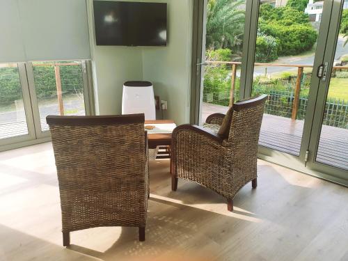 Televisyen dan/atau pusat hiburan di Brenton Breeze - self-catering