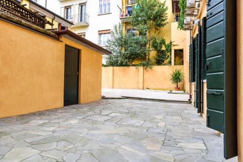 a courtyard with a door and a stone walkway at Brick House Treviso in Treviso