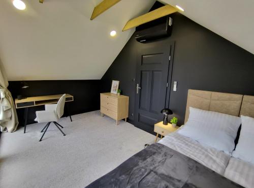 Postel nebo postele na pokoji v ubytování Czarne Domki Krempna