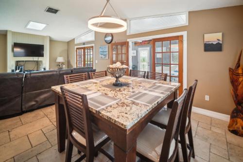 Televisyen dan/atau pusat hiburan di Charming Coastal Retreat Steps From Beach home