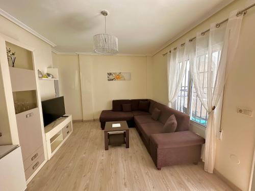 salon z kanapą i telewizorem w obiekcie Mar Menor w mieście Torrevieja