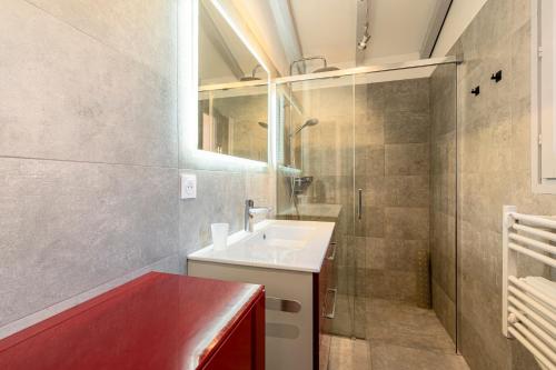 une salle de bain avec un lavabo et une douche dans l'établissement Les Couchants - Villa 6 pers - Splendide vue mer, à Grosseto-Prugna