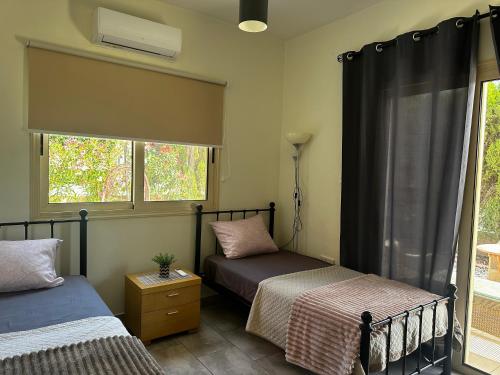 Ένα ή περισσότερα κρεβάτια σε δωμάτιο στο beautiful apartment near the sea and a large private garden