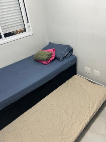 Posteľ alebo postele v izbe v ubytovaní Quarto Apt AirPort GRU Congonhas Cumbica Poupatempo Shopping Internacional SP A Melhor localização perto da grande São Paulo