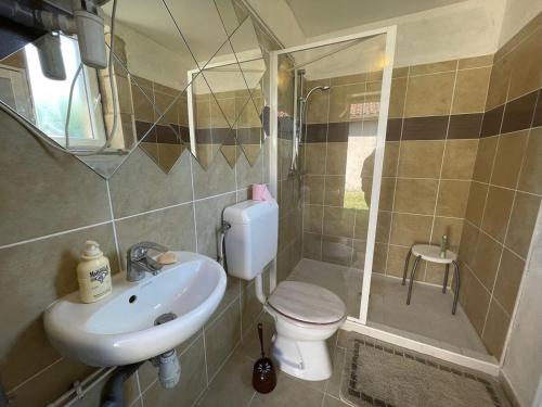 une salle de bain avec toilettes, lavabo et douche dans l'établissement La Villa Rouge, à Saint-Martin-la-Rivière