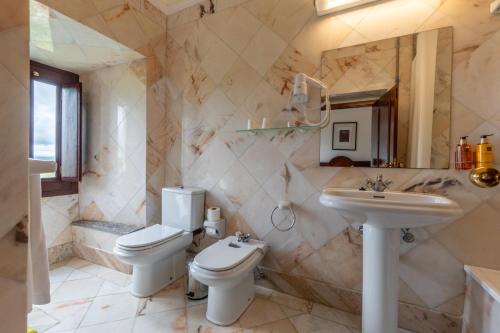 a bathroom with a toilet and a sink at Convento da Orada - Monsaraz in Monsaraz