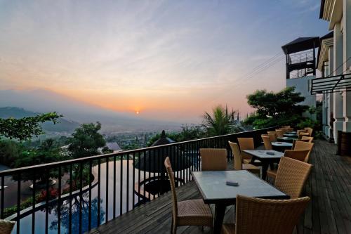 Een balkon of terras bij Jambuluwuk Convention Hall & Resort Batu
