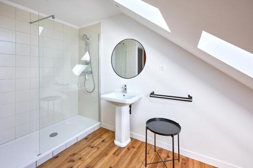 une salle de bain avec un lavabo, une douche et un miroir dans l'établissement Le Nid Maritime - duplex proche de la plage, à Barneville-Carteret