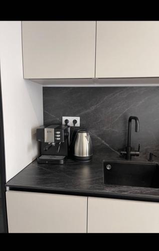 Dapur atau dapur kecil di BUIUCANI APARTAMENTS & TAXI AiRPORT
