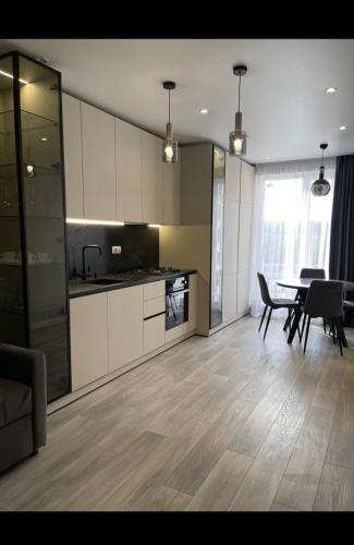 Dapur atau dapur kecil di BUIUCANI APARTAMENTS & TAXI AiRPORT