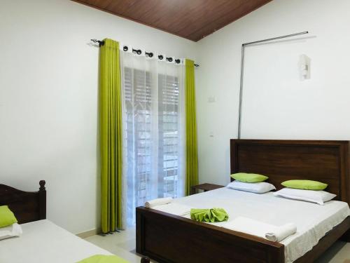 Postel nebo postele na pokoji v ubytování White Square Home-stay