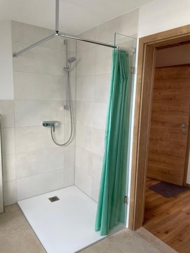 a shower with a green shower curtain in a bathroom at Orchidee in Dinkelsbühl