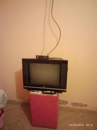 a television sitting on top of a red box at Hospedaje El Quebracho in Caña de Castilla