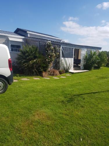 une camionnette blanche garée devant une maison dans l'établissement Mobilhome sur terrain privé, à La Celle-sous-Gouzon